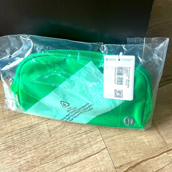 Lululemon NWT Everywhere Belt Bag 1L in Green Punch - Picture 7 of 8